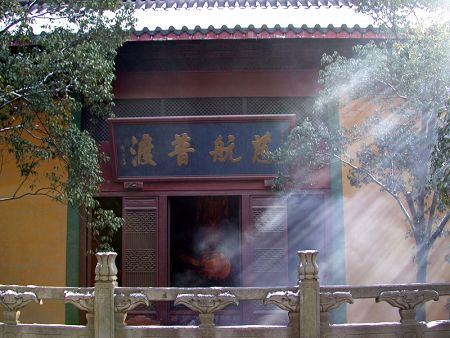 The building and incense haze of Lingyin Temple impart an transcendent atmosphere